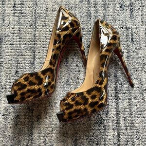 Christian Louboutin
Very Privé patent leather heels